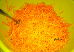 Чистим морковь и натираем на терке