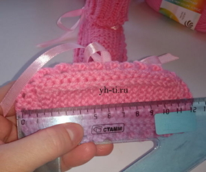 Пинетки из розовых ниток чуть большего размера
