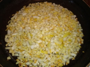 Лук обжариваем до золотистого цвета