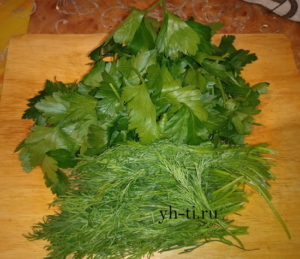 Петрушку и укроп моем