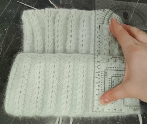 Эту модель связала поглубже. Формировать макушку начала на высоте 20 см.