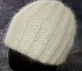 Шапка из пуха норки спицами: описание вязания