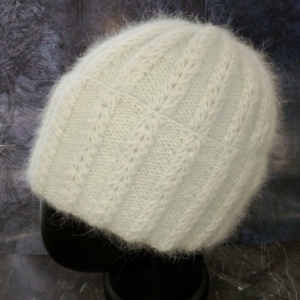 Шапка из пуха норки с узором из вытянутых петель