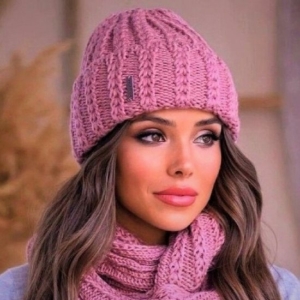 Розовая шапка с узором колоски