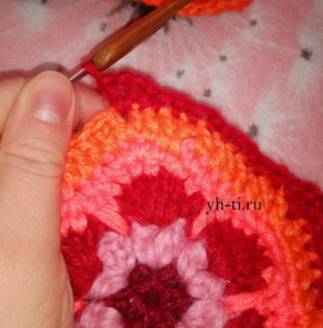 Если мотив увеличиваете, то на вершинах вяжите также по 2 петли