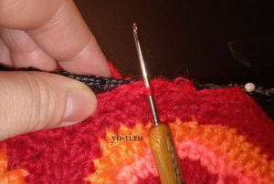 Делаем накид и провязываем петли на крючке