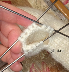 Переснимаем петли с нитки и еще добираем сверху нужное количество