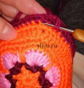 При обвязывании заготовки там, где выступают углы, вяжем на ряд ниже