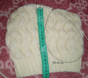 Вяжем на высоту 18 см и приступаем к формированию макушки