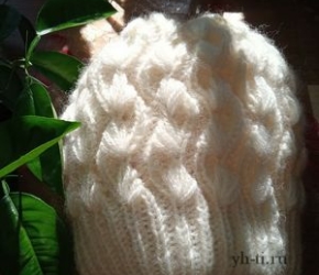 Вяжем шапку спицами с объемным узором