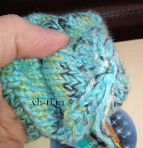 Когда останется 4 петли, переснимаем их на нитку и стягиваем