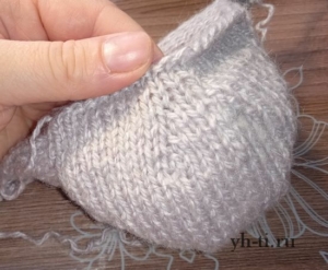 По две прибавки в 4-ом и в 6-ом ряду формируют углубленную стенку пятки