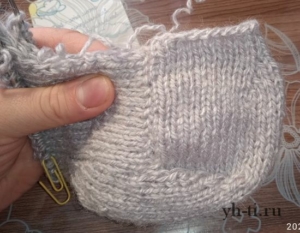 По две прибавки в 4-ом и в 6-ом ряду формируют углубленную стенку пятки