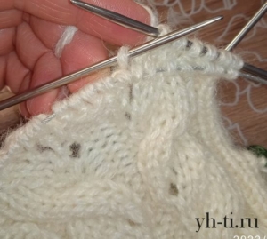 Продеваем с изнаночной стороны, подхватываем рабочую нить и вытягиваем петельку