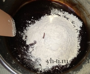 Вводим муку частями и перемешиваем