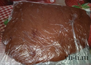 Помещаем тесто в пакет и убираем в холодильник