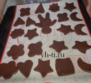 Раскладываем фигурки на противне и ставим в разогретую духовку