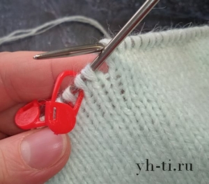 Убавка с наклоном влево: петли развернуты левой стенкой к себе...