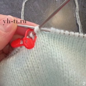 Вводим в обе петли спицу...