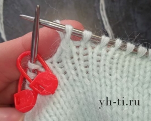 И провязываем две петли вместе лицевой за задние стенки