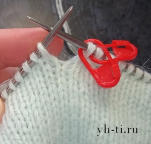 Убавки с наклоном вправо: две петли развернуты правой стенкой к себе....