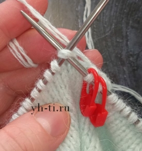 Вводим в обе петли спицу слева - направо...