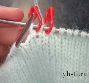 И провязываем две вместе лицевой за передние стенки