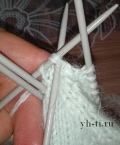 Переносим их на левую спицу, зайдя слева - направо