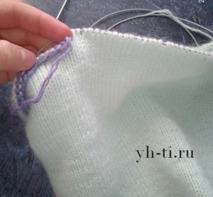 Распускаем бросовую нить и вяжем вторую такую же макушку