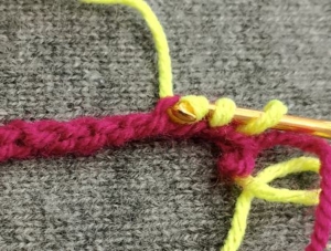 Удобнее набирать крючком, потом переносить на спицу