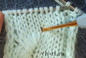 Под 5 лицевой петлей опускаемся на 4 ряда ниже