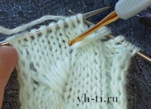 Поднимаемся на ряд выше и вытягиваем петлю