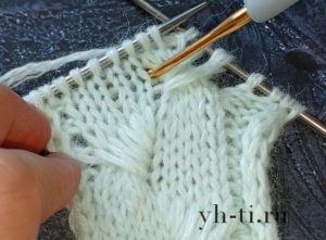 Еще на ряд выше и вытягиваем петлю, затем 1 лицевая с левой спицы