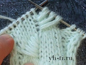 Вытягиваем 3 петлю и провязываем лицевую