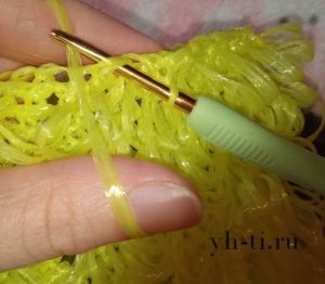 Вводим крючок подцепляем нить