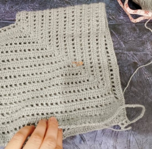 Соединяем спинку с полочками